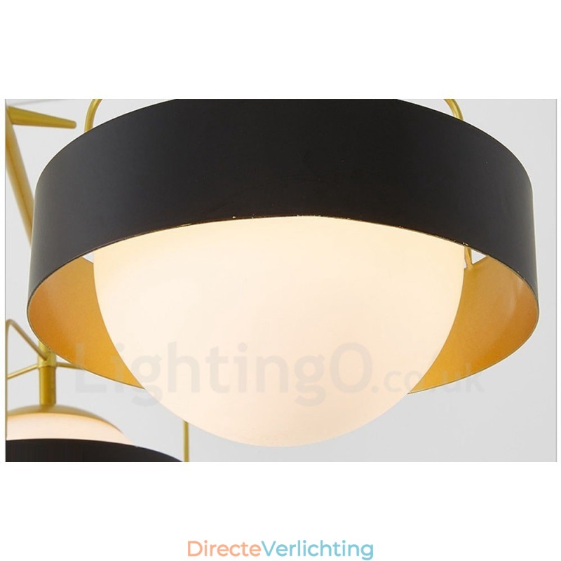 3-lichts moderne, eigentijdse plafondlamp met koperen afwerking en witte en zwarte bolvormige glazen kap
