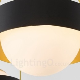3-lichts moderne, eigentijdse plafondlamp met koperen afwerking en witte en zwarte bolvormige glazen kap
