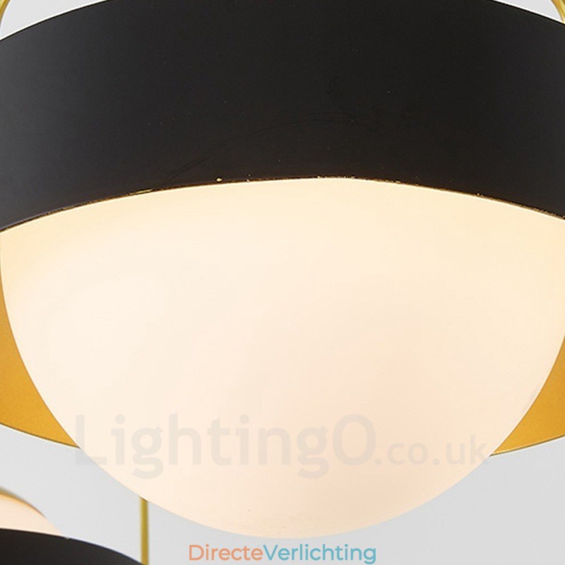 3-lichts moderne, eigentijdse plafondlamp met koperen afwerking en witte en zwarte bolvormige glazen kap