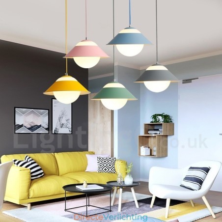 Moderne, eigentijdse hanglamp van staal Moderne, eigentijdse hanglamp van staal