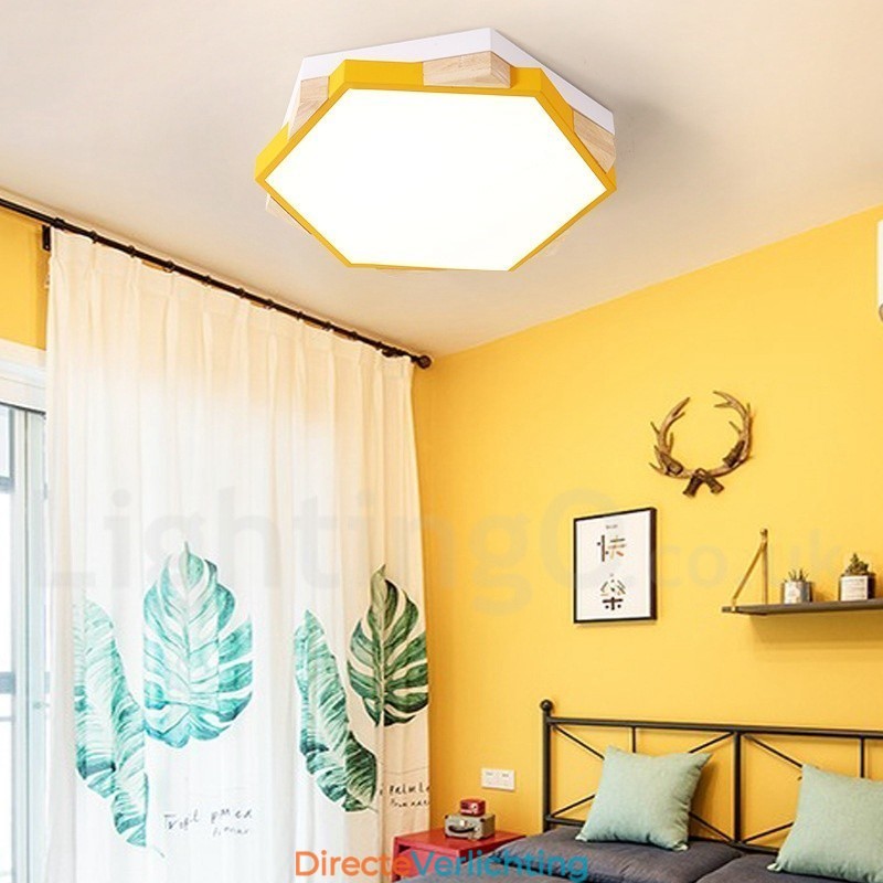 Dimbare, meerkleurige zeshoekige plafondlamp van hout met acrylkap Plafondlamp in Scandinavische stijl