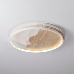 Dimbare witte ronde houten plafondlamp in de vorm van een wolk. Ultradunne plafondlamp. Kan ook als wandlamp worden gebruikt.