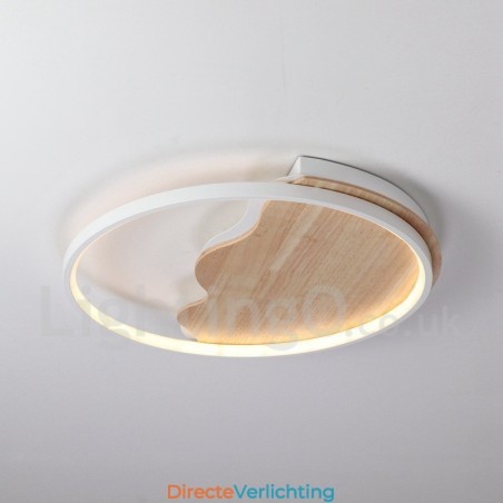 Dimbare witte ronde houten plafondlamp in de vorm van een wolk. Ultradunne plafondlamp. Kan ook als wandlamp worden gebruikt. Dimbare witte ronde houten plafondlamp in de vorm van een wolk. Ultradunne plafondlamp. Kan ook als wandlamp worden gebruikt.