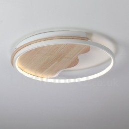 Dimbare witte ronde houten plafondlamp in de vorm van een wolk. Ultradunne plafondlamp. Kan ook als wandlamp worden gebruikt.