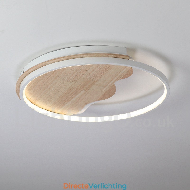 Dimbare witte ronde houten plafondlamp in de vorm van een wolk. Ultradunne plafondlamp. Kan ook als wandlamp worden gebruikt.