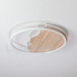 Dimbare witte ronde houten plafondlamp in de vorm van een wolk. Ultradunne plafondlamp. Kan ook als wandlamp worden gebruikt.