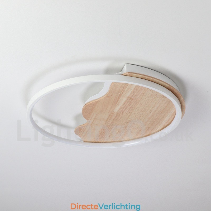 Dimbare witte ronde houten plafondlamp in de vorm van een wolk. Ultradunne plafondlamp. Kan ook als wandlamp worden gebruikt.