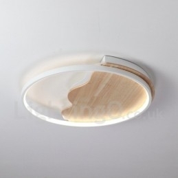 Dimbare witte ronde houten plafondlamp in de vorm van een wolk. Ultradunne plafondlamp. Kan ook als wandlamp worden gebruikt.