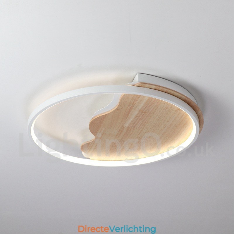 Dimbare witte ronde houten plafondlamp in de vorm van een wolk. Ultradunne plafondlamp. Kan ook als wandlamp worden gebruikt.