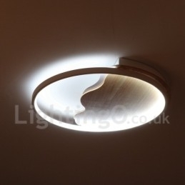 Dimbare witte ronde houten plafondlamp in de vorm van een wolk. Ultradunne plafondlamp. Kan ook als wandlamp worden gebruikt.