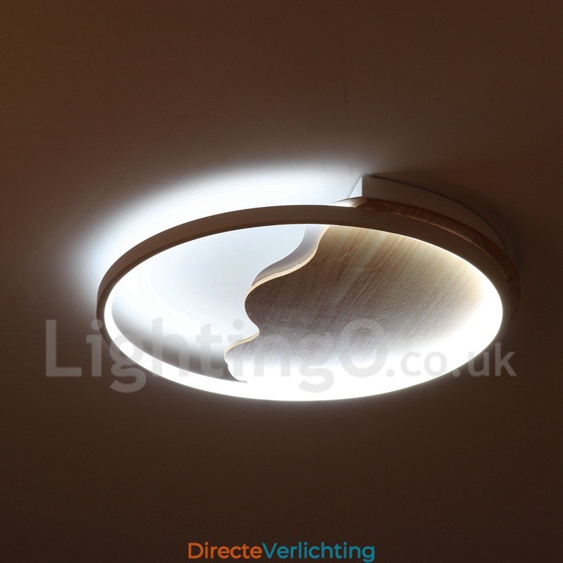 Dimbare witte ronde houten plafondlamp in de vorm van een wolk. Ultradunne plafondlamp. Kan ook als wandlamp worden gebruikt.