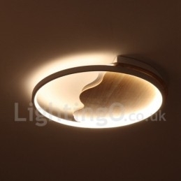 Dimbare witte ronde houten plafondlamp in de vorm van een wolk. Ultradunne plafondlamp. Kan ook als wandlamp worden gebruikt.