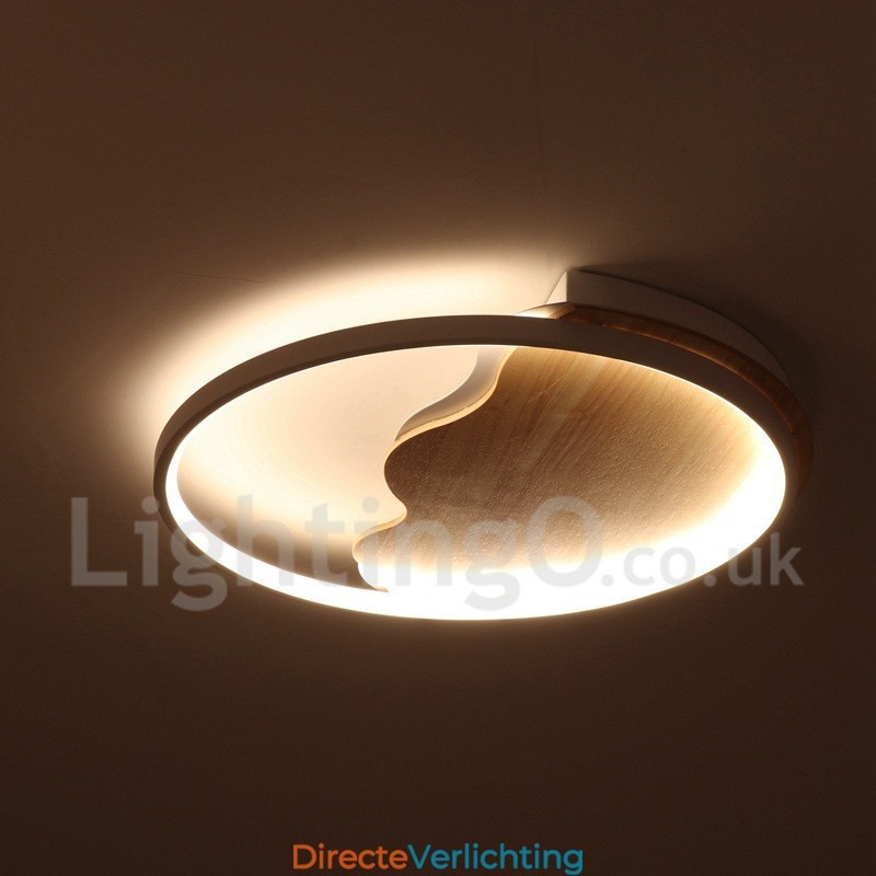 Dimbare witte ronde houten plafondlamp in de vorm van een wolk. Ultradunne plafondlamp. Kan ook als wandlamp worden gebruikt.