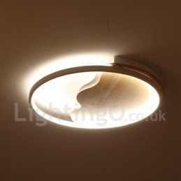 Dimbare witte ronde houten plafondlamp in de vorm van een wolk. Ultradunne plafondlamp. Kan ook als wandlamp worden gebruikt.