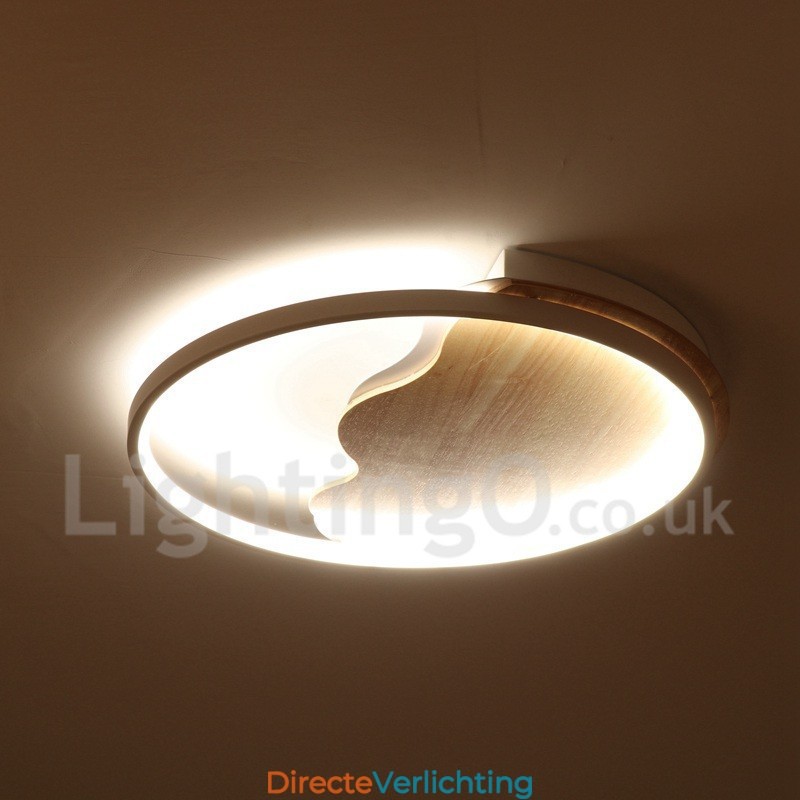 Dimbare witte ronde houten plafondlamp in de vorm van een wolk. Ultradunne plafondlamp. Kan ook als wandlamp worden gebruikt.