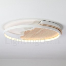 Dimbare witte ronde houten plafondlamp in de vorm van een wolk. Ultradunne plafondlamp. Kan ook als wandlamp worden gebruikt.