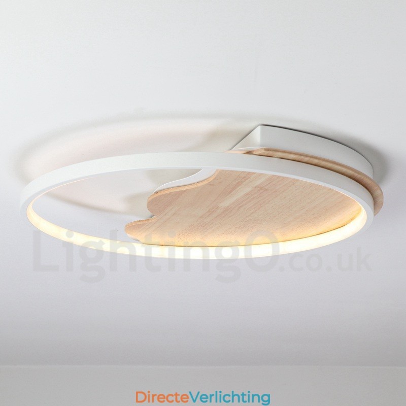 Dimbare witte ronde houten plafondlamp in de vorm van een wolk. Ultradunne plafondlamp. Kan ook als wandlamp worden gebruikt.