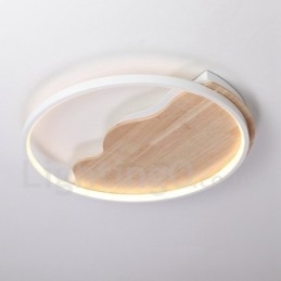 Dimbare witte ronde houten plafondlamp in de vorm van een wolk. Ultradunne plafondlamp. Kan ook als wandlamp worden gebruikt.