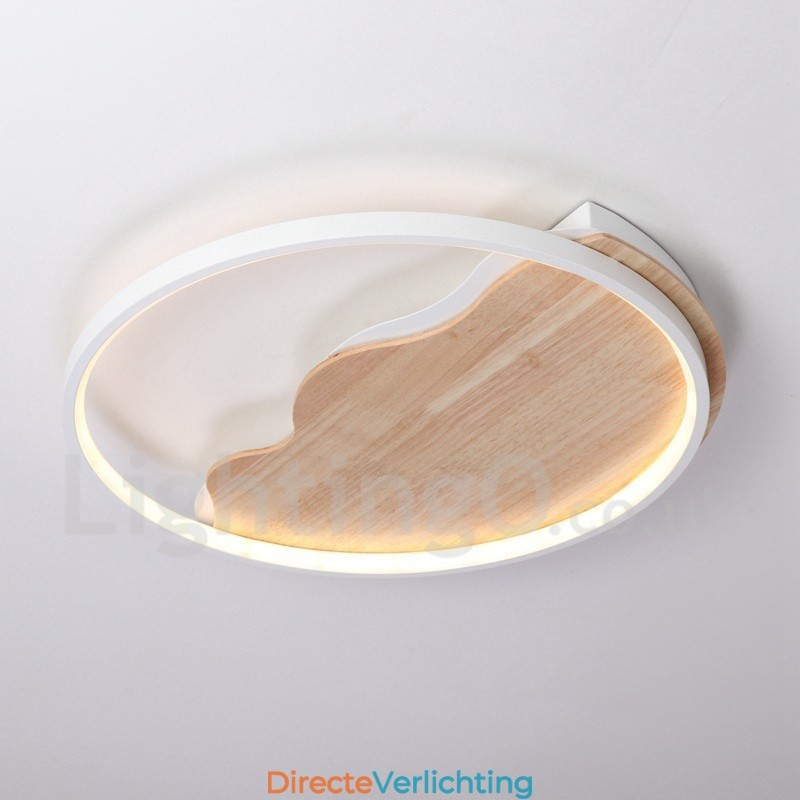 Dimbare witte ronde houten plafondlamp in de vorm van een wolk. Ultradunne plafondlamp. Kan ook als wandlamp worden gebruikt.