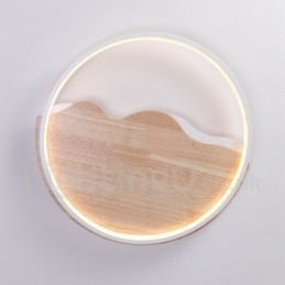 Dimbare witte ronde houten plafondlamp in de vorm van een wolk. Ultradunne plafondlamp. Kan ook als wandlamp worden gebruikt.