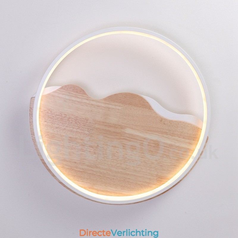 Dimbare witte ronde houten plafondlamp in de vorm van een wolk. Ultradunne plafondlamp. Kan ook als wandlamp worden gebruikt.
