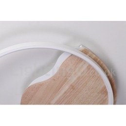 Dimbare witte ronde houten plafondlamp in de vorm van een wolk. Ultradunne plafondlamp. Kan ook als wandlamp worden gebruikt.