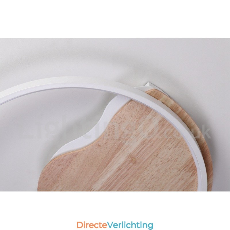 Dimbare witte ronde houten plafondlamp in de vorm van een wolk. Ultradunne plafondlamp. Kan ook als wandlamp worden gebruikt.