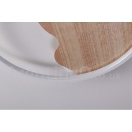 Dimbare witte ronde houten plafondlamp in de vorm van een wolk. Ultradunne plafondlamp. Kan ook als wandlamp worden gebruikt.