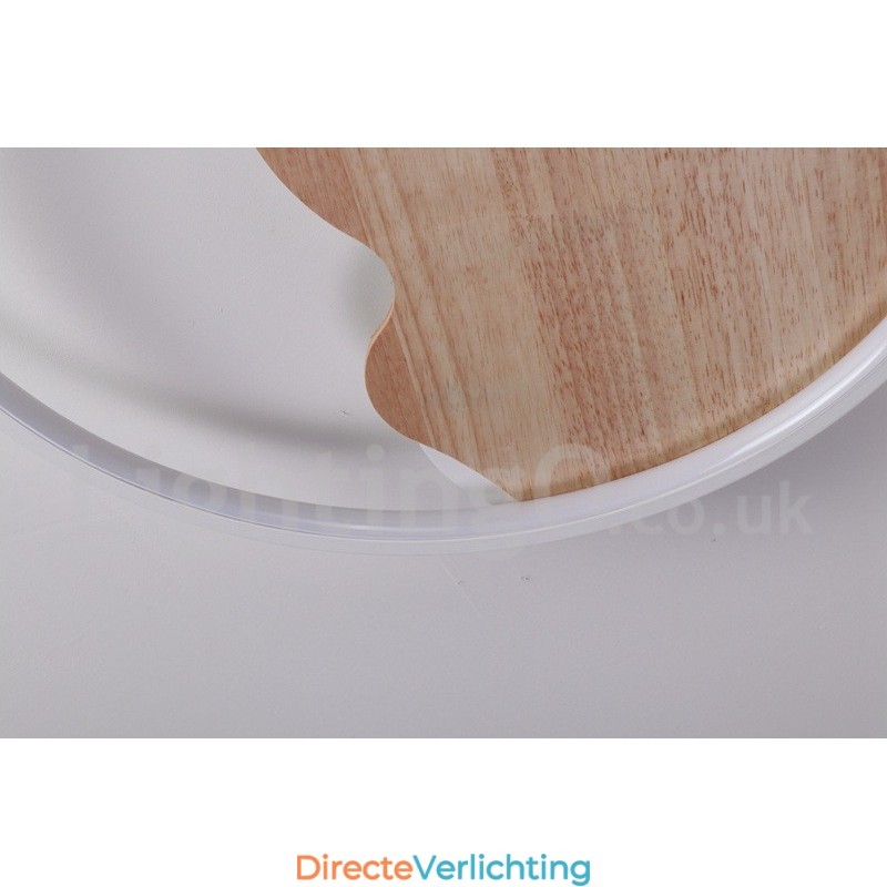 Dimbare witte ronde houten plafondlamp in de vorm van een wolk. Ultradunne plafondlamp. Kan ook als wandlamp worden gebruikt.