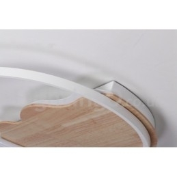 Dimbare witte ronde houten plafondlamp in de vorm van een wolk. Ultradunne plafondlamp. Kan ook als wandlamp worden gebruikt.