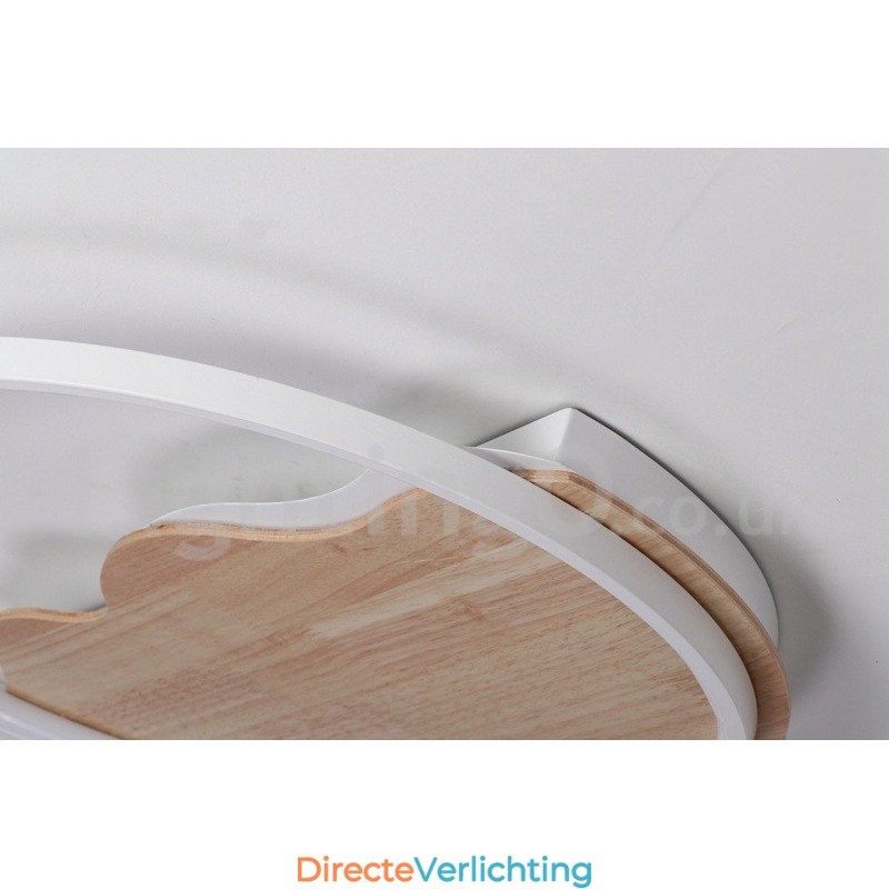 Dimbare witte ronde houten plafondlamp in de vorm van een wolk. Ultradunne plafondlamp. Kan ook als wandlamp worden gebruikt.