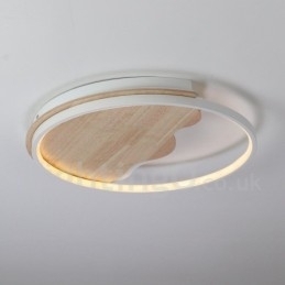 Dimbare witte ronde houten plafondlamp in de vorm van een wolk. Ultradunne plafondlamp. Kan ook als wandlamp worden gebruikt.