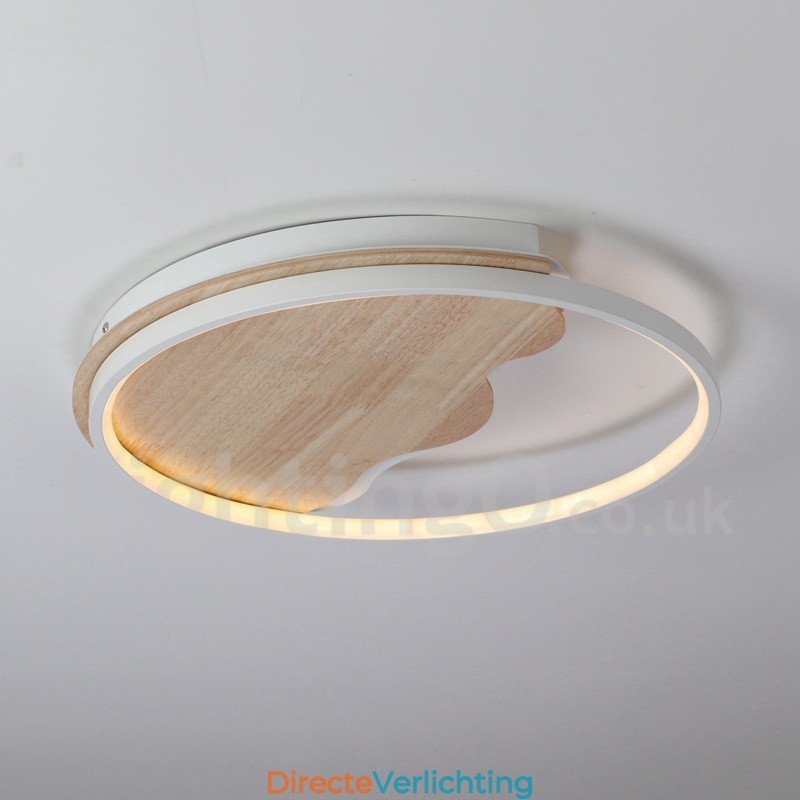 Dimbare witte ronde houten plafondlamp in de vorm van een wolk. Ultradunne plafondlamp. Kan ook als wandlamp worden gebruikt.