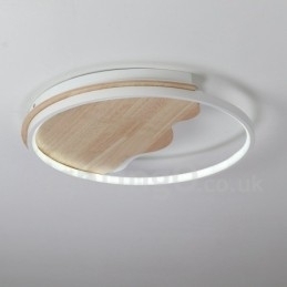 Dimbare witte ronde houten plafondlamp in de vorm van een wolk. Ultradunne plafondlamp. Kan ook als wandlamp worden gebruikt.