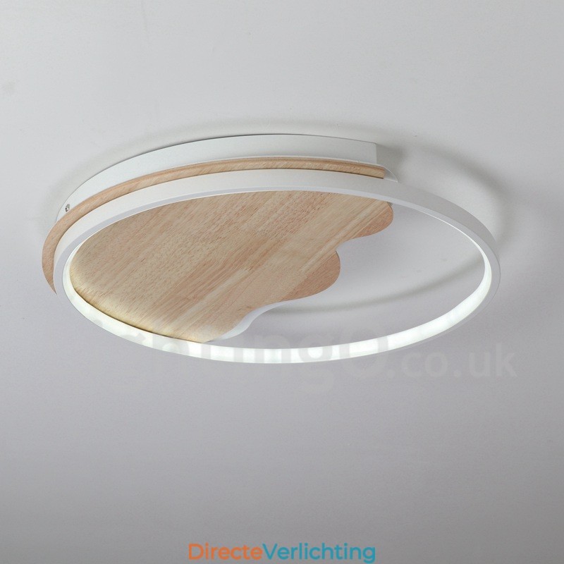 Dimbare witte ronde houten plafondlamp in de vorm van een wolk. Ultradunne plafondlamp. Kan ook als wandlamp worden gebruikt.