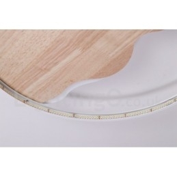 Dimbare witte ronde houten plafondlamp in de vorm van een wolk. Ultradunne plafondlamp. Kan ook als wandlamp worden gebruikt.