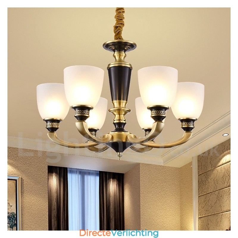 Luxe rustieke retro vintage kroonluchter van puur messing met hangende kaarsen en glazen kappen