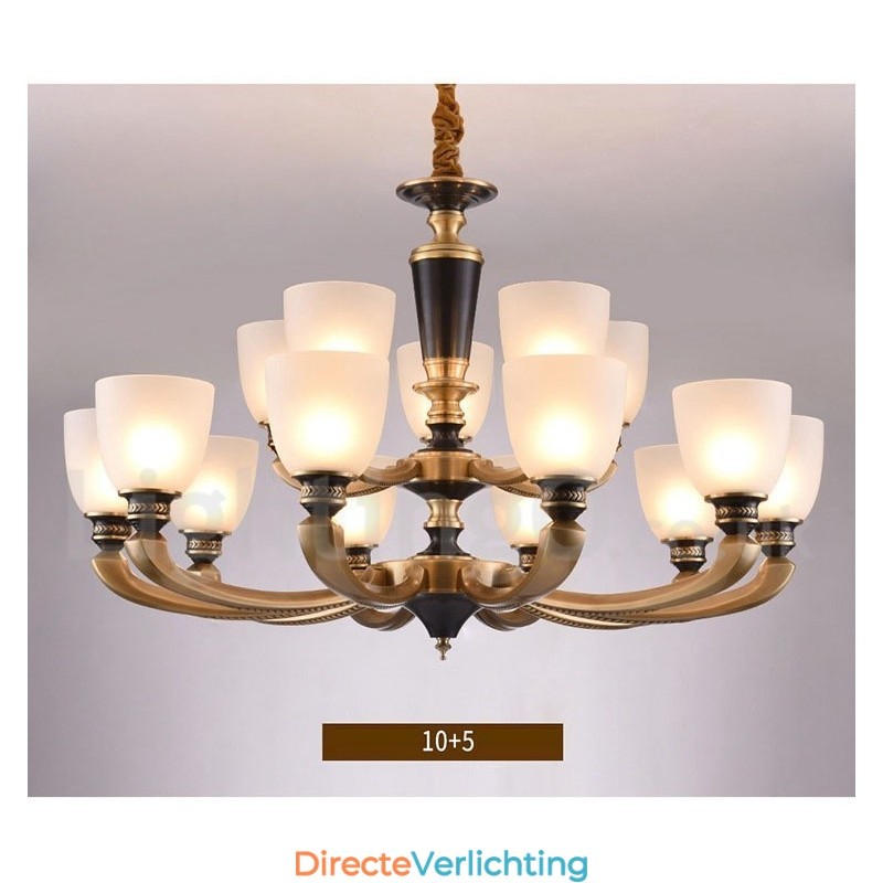 Luxe rustieke retro vintage kroonluchter van puur messing met hangende kaarsen en glazen kappen