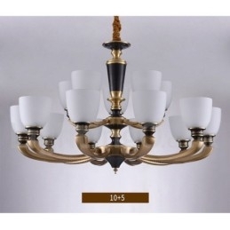Luxe rustieke retro vintage kroonluchter van puur messing met hangende kaarsen en glazen kappen