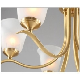 Luxe rustieke retro vintage kroonluchter van puur messing met hangende kaarsen en glazen kappen