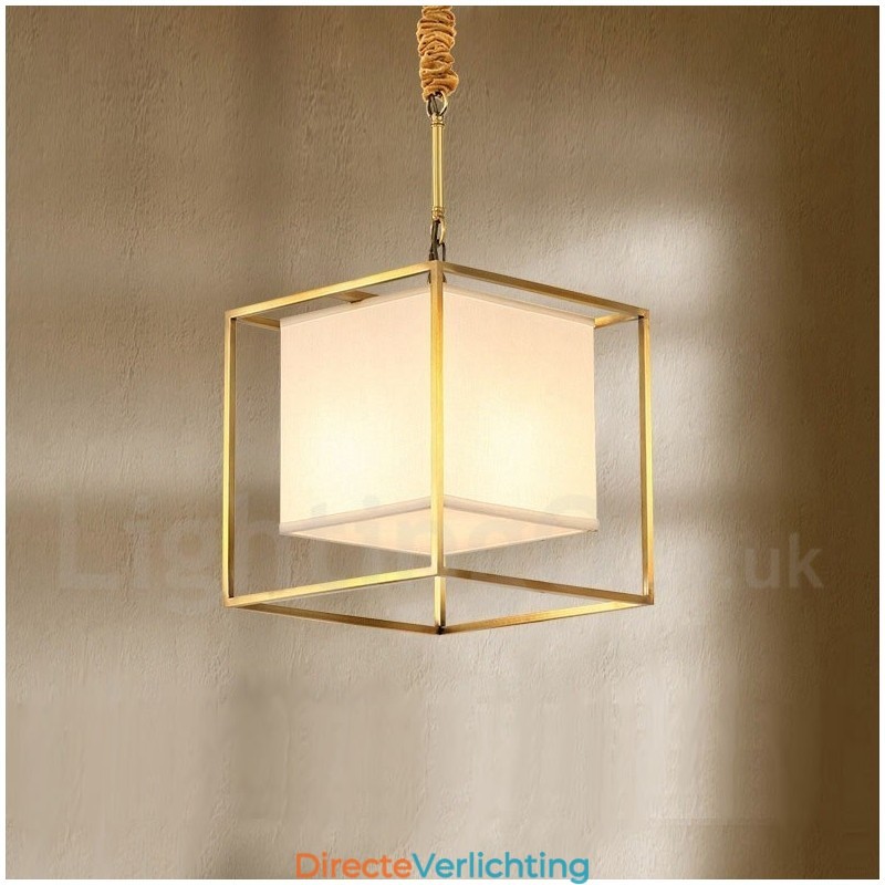 Eenvoudige, rustieke, retro vintage hanglamp van puur messing met stoffen kap