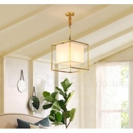 Eenvoudige, rustieke, retro vintage hanglamp van puur messing met stoffen kap