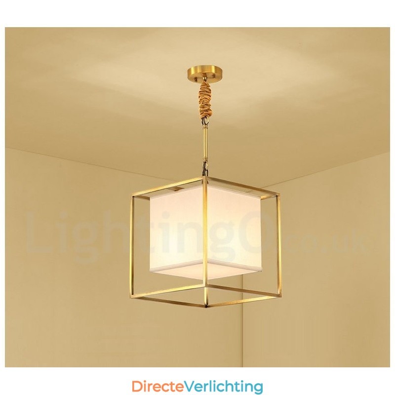 Eenvoudige, rustieke, retro vintage hanglamp van puur messing met stoffen kap
