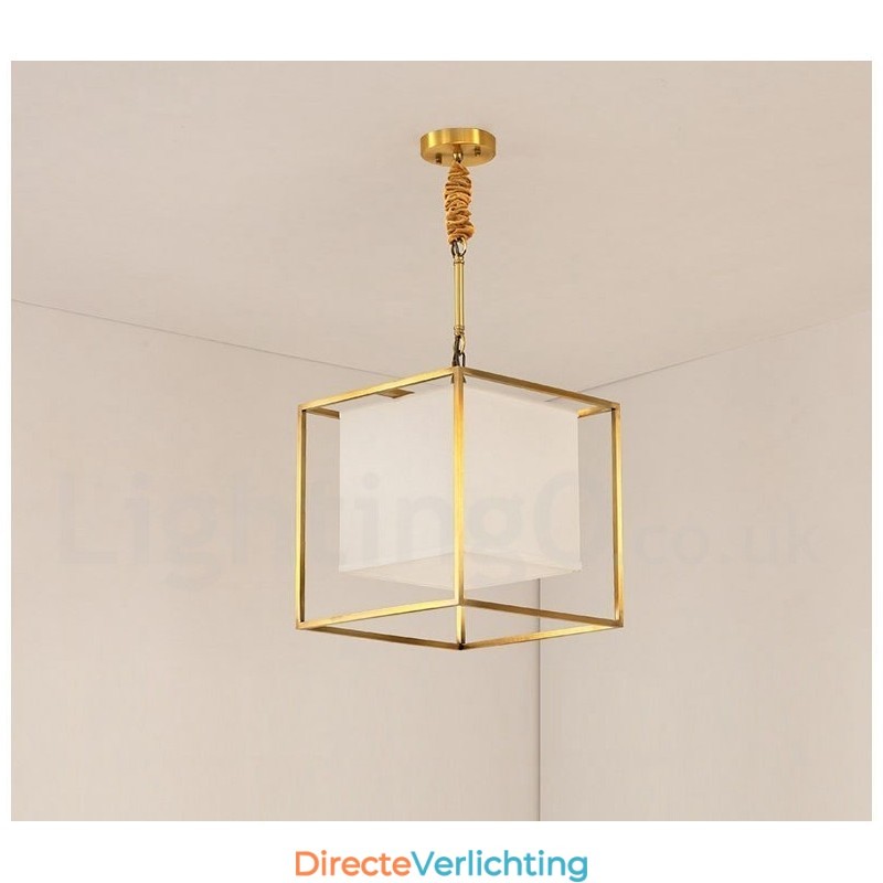 Eenvoudige, rustieke, retro vintage hanglamp van puur messing met stoffen kap