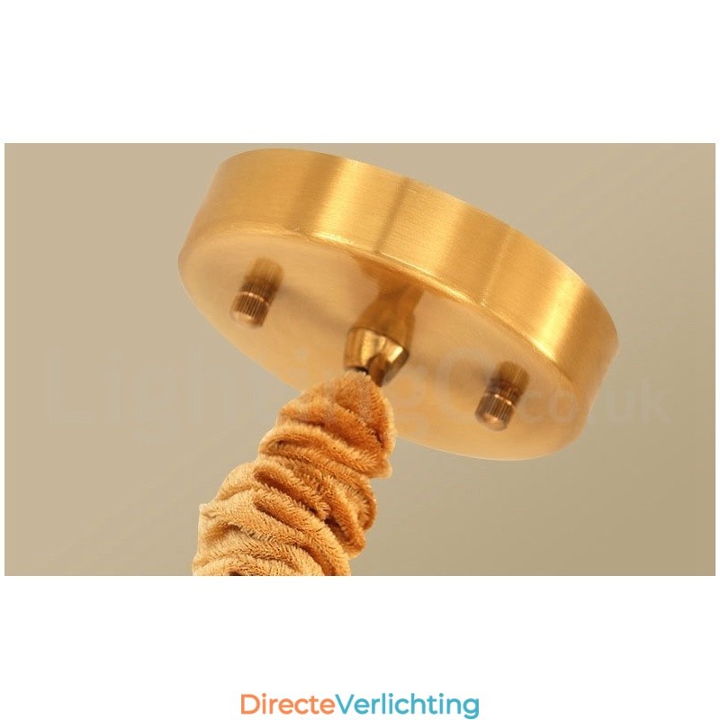 Eenvoudige, rustieke, retro vintage hanglamp van puur messing met stoffen kap