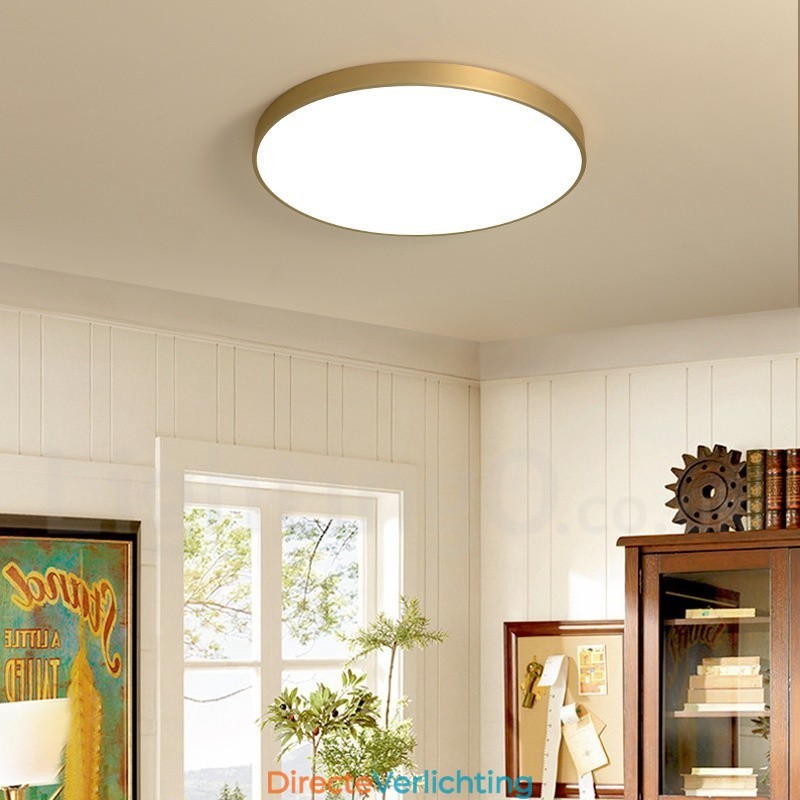Ultradunne 100% messing ronde dimbare moderne eigentijdse Scandinavische stijl plafondlampen van messing met acryl kap. Kan ook als wandlamp worden gebruikt.