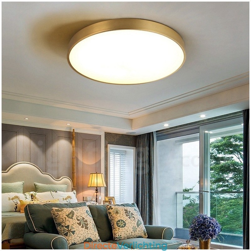 Ultradunne 100% messing ronde dimbare moderne eigentijdse Scandinavische stijl plafondlampen van messing met acryl kap. Kan ook als wandlamp worden gebruikt.