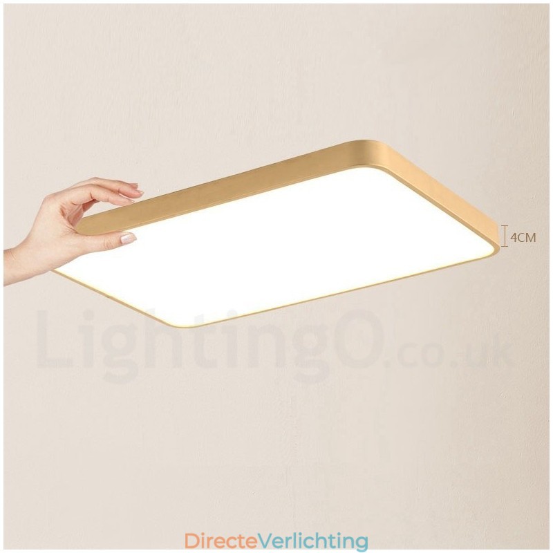 Ultradunne rechthoekige dimbare moderne eigentijdse Scandinavische stijl plafondlampen van messing met acryl kap. Kan ook als wandlamp worden gebruikt.