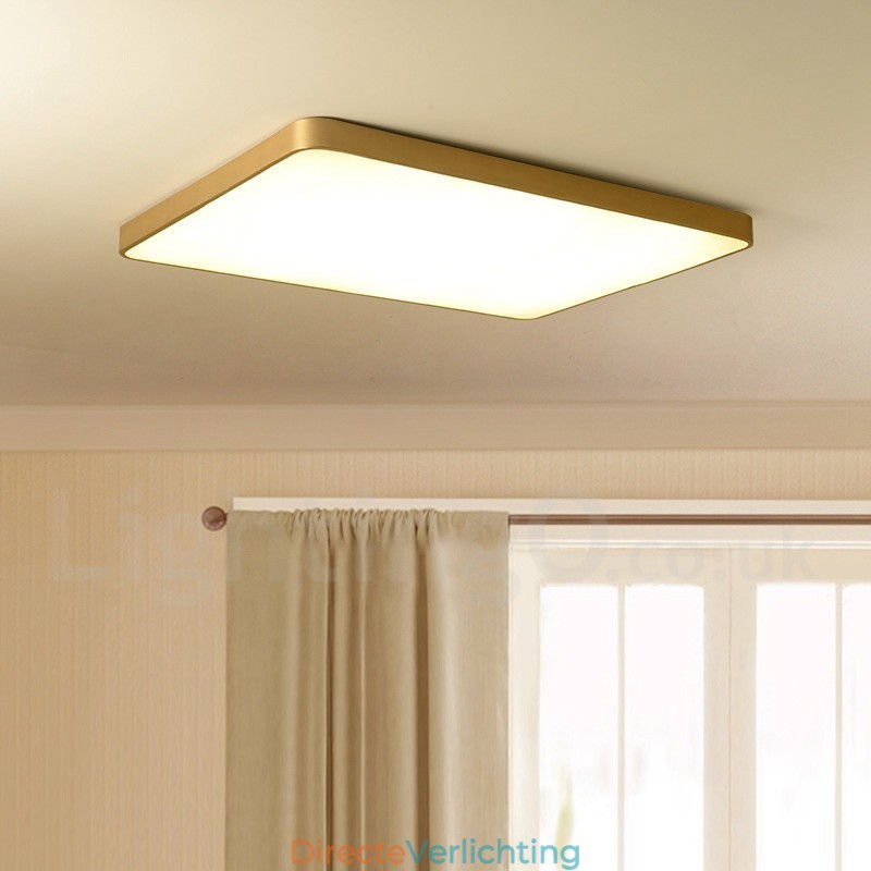 Ultradunne rechthoekige dimbare moderne eigentijdse Scandinavische stijl plafondlampen van messing met acryl kap. Kan ook als wandlamp worden gebruikt.