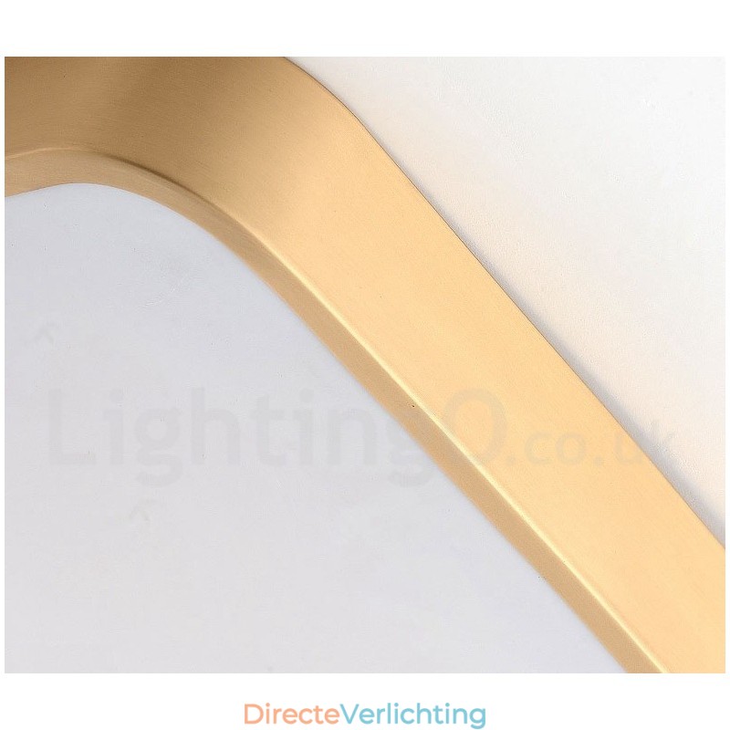 Ultradunne rechthoekige dimbare moderne eigentijdse Scandinavische stijl plafondlampen van messing met acryl kap. Kan ook als wandlamp worden gebruikt.